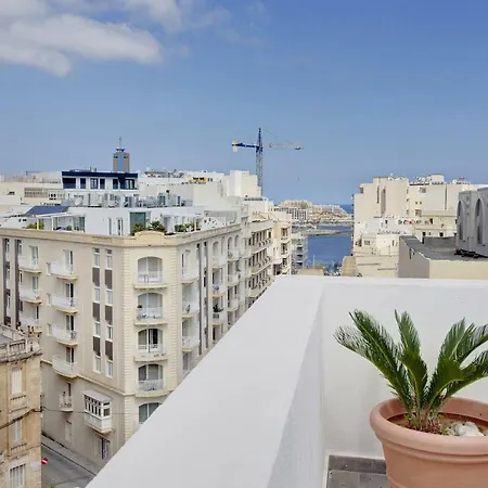 Magical Rooftop Penthouse Apartment *